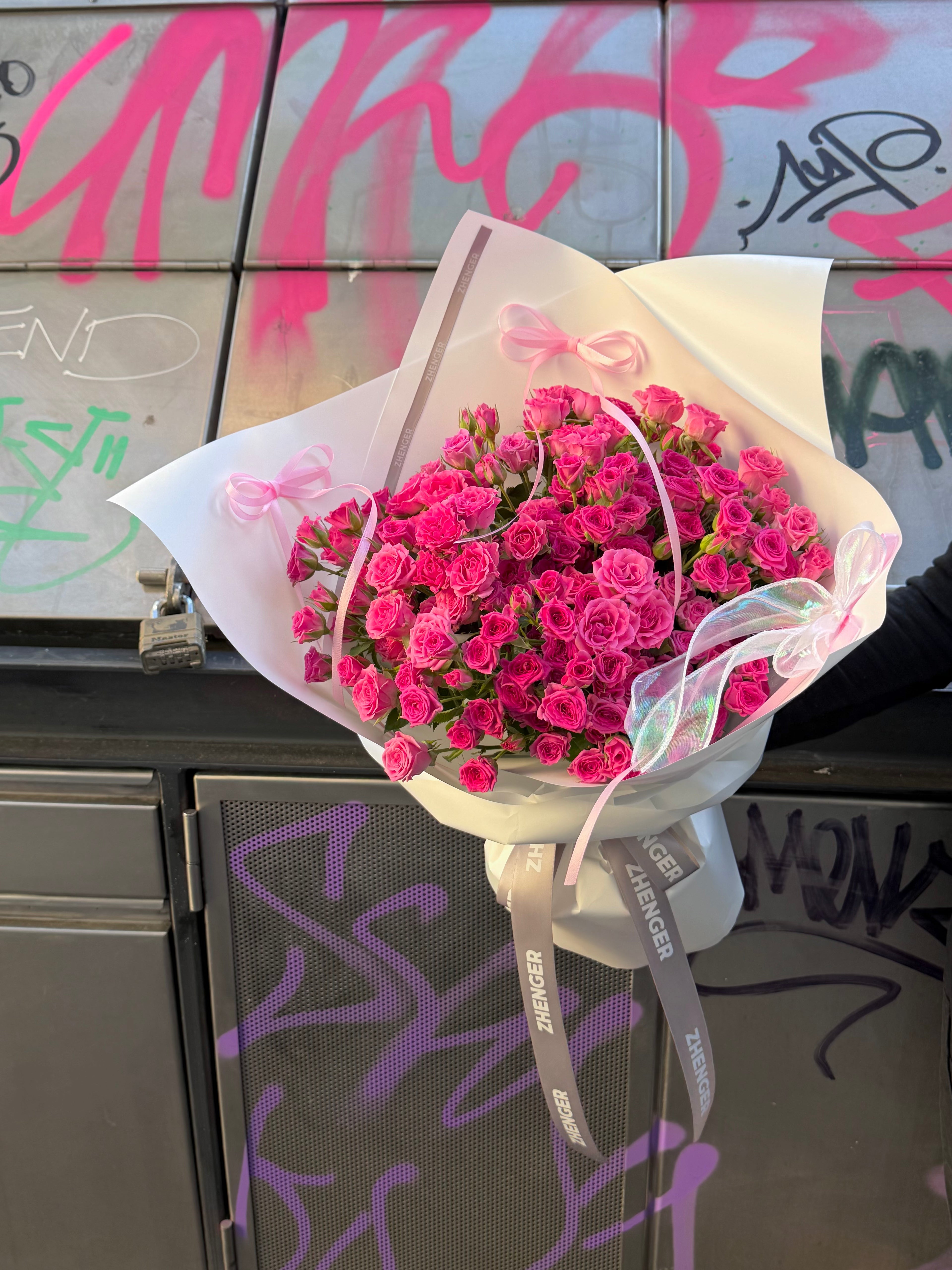 0v0 Pink Crush （hot pink spray roses)