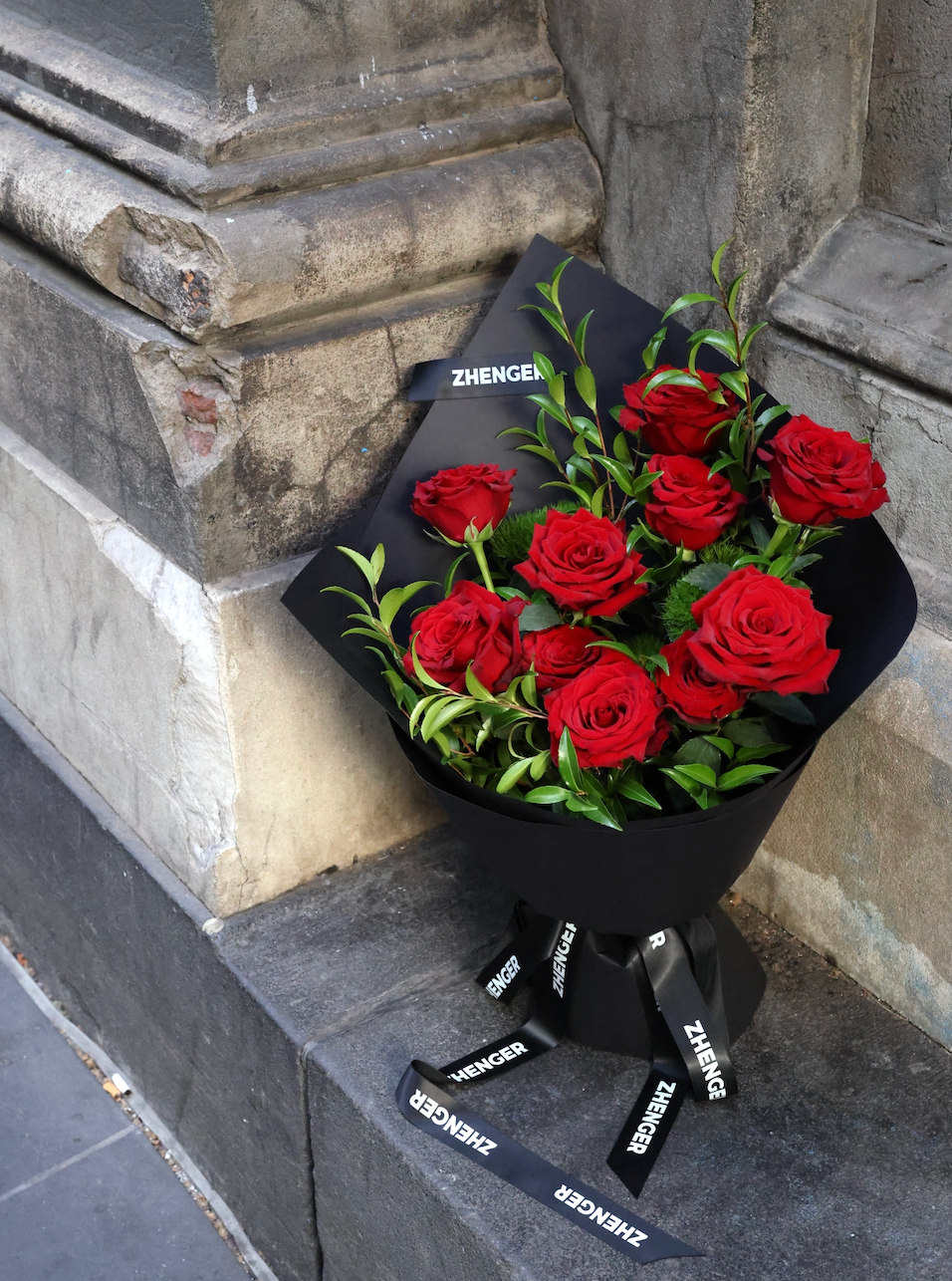 14 FEB 🩶 Scarlet Muse Bouquet （Black Wraping)