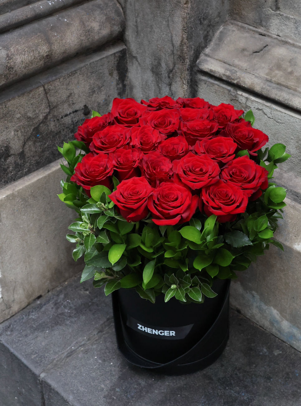 14 FEB 🩶 Crimson Embrace Rose Bucket
