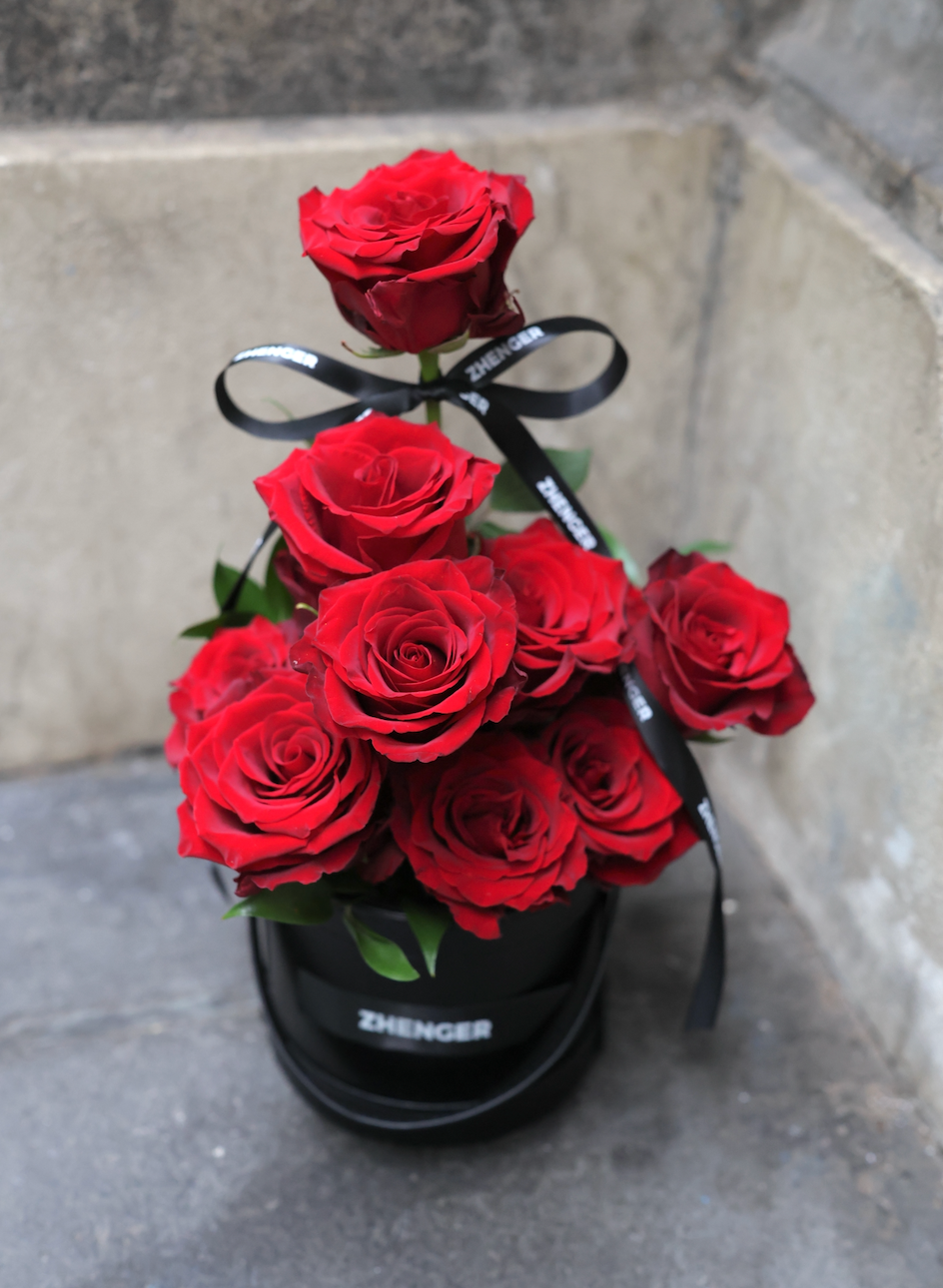 A Script of Love (Red Roses Bucket)