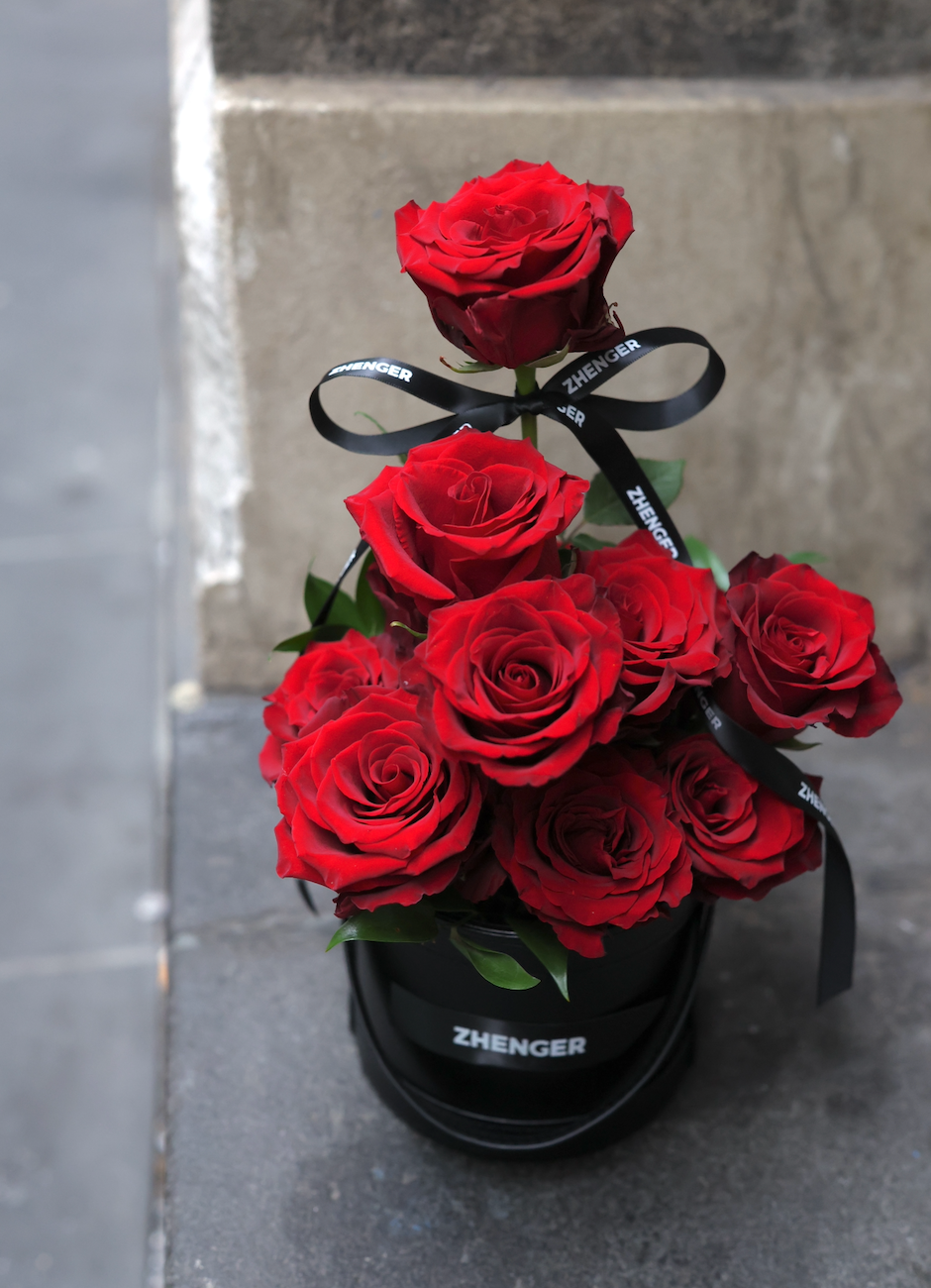 A Script of Love (Red Roses Bucket)